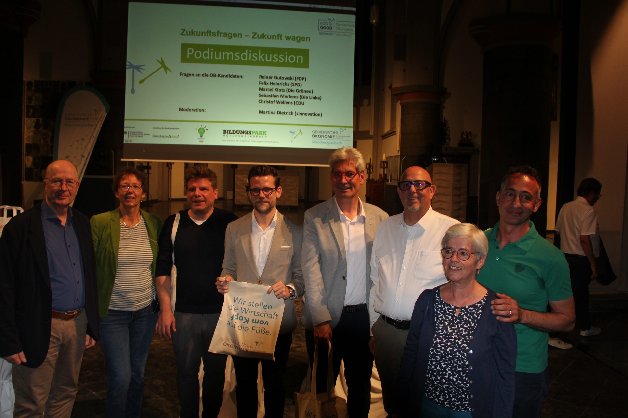 Teilnehmende der Podiumsdiskussion und Organisator*innen