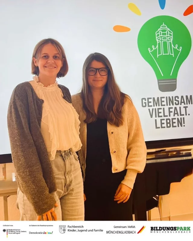 Ab jetzt bilden Lena Kullmann und Anna Besler gemeinsam die Koordinierungs- und Fachstelle der Partnerschaft für Demokratie Mönchengladbach. Ich, Anna, freue mich sehr, in das Projekt einzusteigen und unsere Arbeit für eine starke, vielfältige und demokratische Stadt gemeinsam weiterzuführen.

 

 

#esbeginntmitdir

#gemeinsamvielfaltleben

#demokratieleben